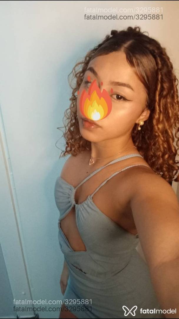 Acompanhante mulher ruiva (o) de olhos pretos - Emília