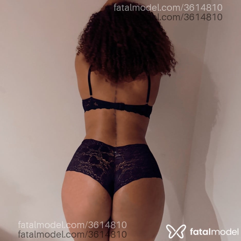Acompanhante mulher com cabelo castanho de olhos castanhos - Letícia