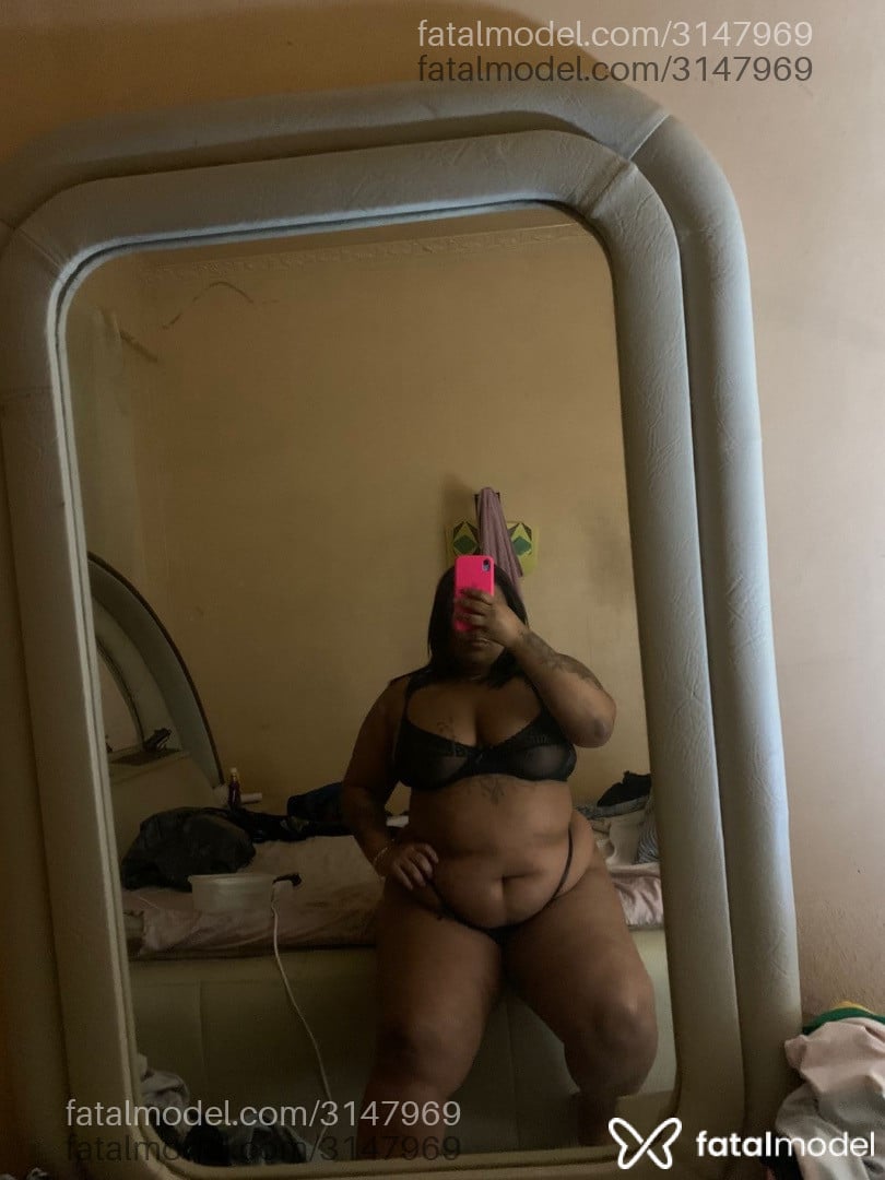 Acompanhante mulher com cabelo castanho de olhos castanhos - Flávia Mello