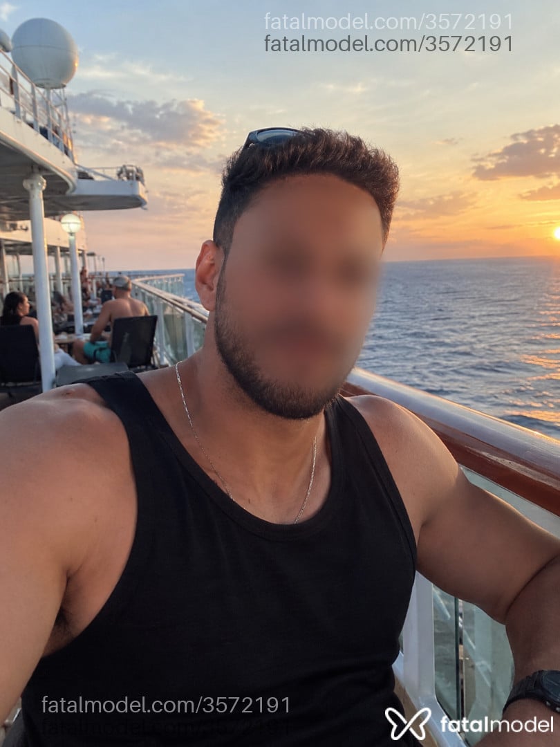 Acompanhante homem morena (o) de olhos pretos - Max Sterling