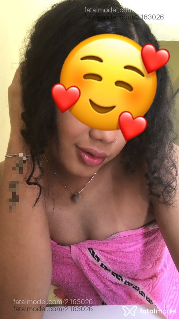 Acompanhante mulher trans com cabelo castanho de olhos castanhos - Raissa