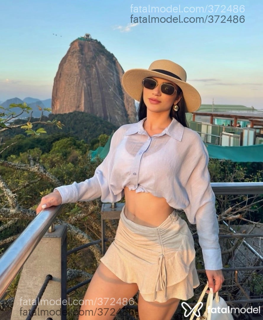 Acompanhante mulher com cabelo castanho de olhos castanhos - Luiza Moretti