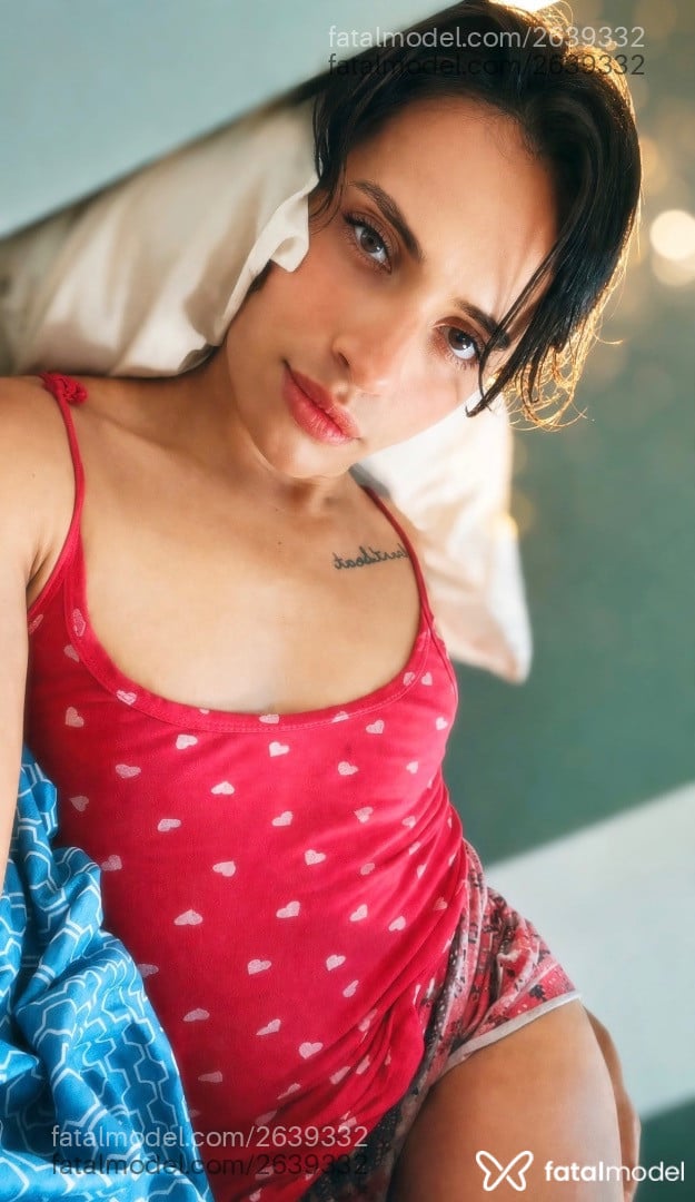 Acompanhante mulher trans com cabelo castanho de olhos castanhos - Renata