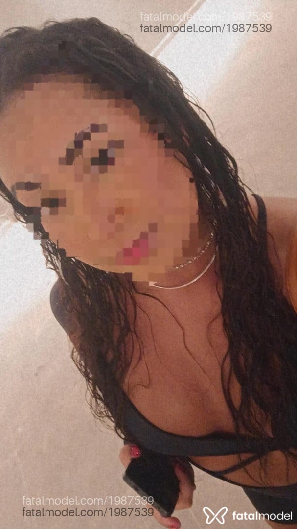 Acompanhante mulher morena (o) de olhos pretos - Morena