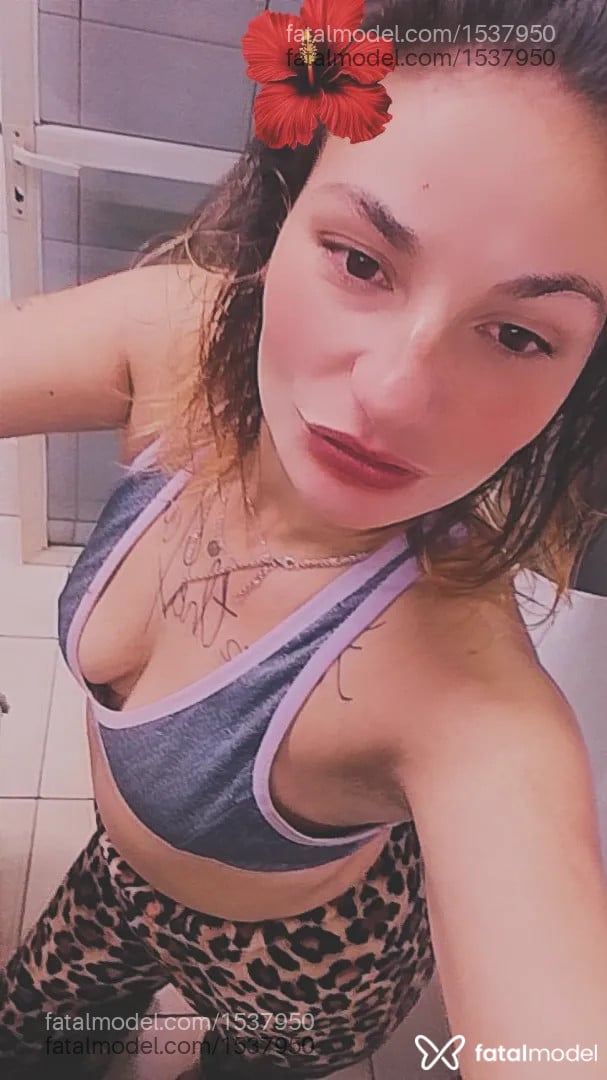 Acompanhante mulher com cabelo colorido de olhos castanhos - ANUNCIANTE