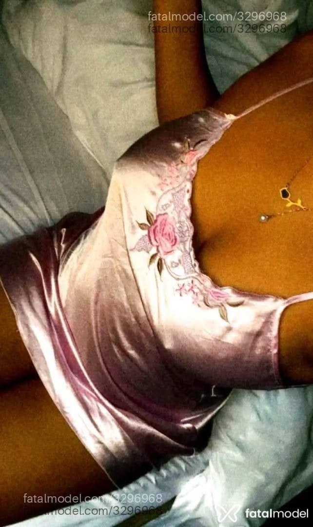 Acompanhante mulher morena (o) de olhos castanhos - Cachos