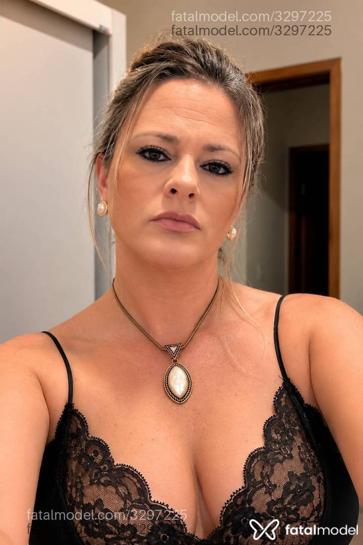 Acompanhante mulher loira (o) de olhos castanhos - Carol