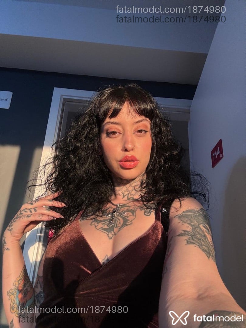 Acompanhante mulher com cabelo castanho de olhos mel - Layla