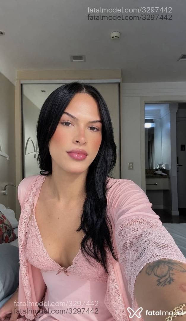 Acompanhante mulher trans morena (o) de olhos castanhos - Savanna