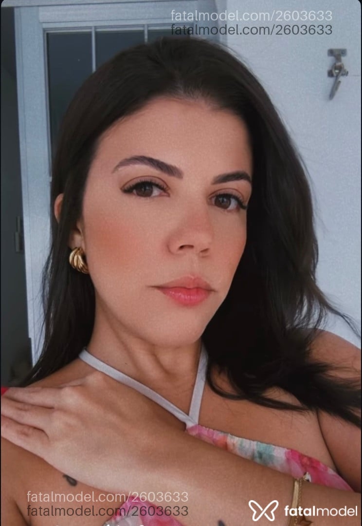 Acompanhante mulher com cabelo castanho de olhos castanhos - Karis
