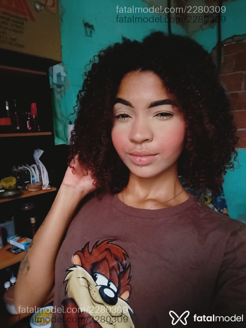 Acompanhante mulher ruiva (o) de olhos pretos - Lana