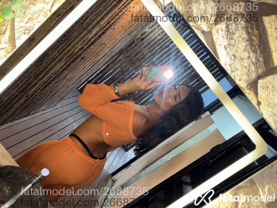 Acompanhante mulher trans com cabelo castanho de olhos castanhos - Melissa Souza