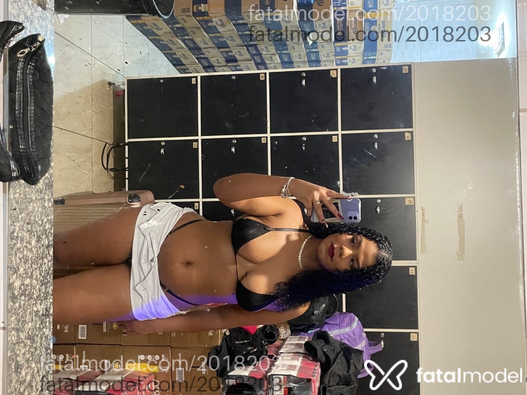 Acompanhante mulher morena (o) de olhos pretos - Clara