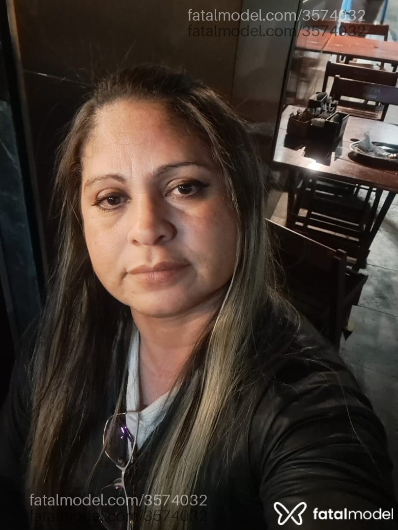 Acompanhante mulher loira (o) de olhos pretos - Marlene