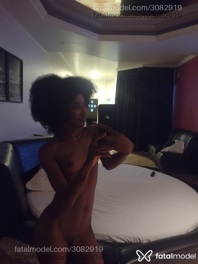 Acompanhante mulher morena (o) de olhos pretos - Pretinhaebony