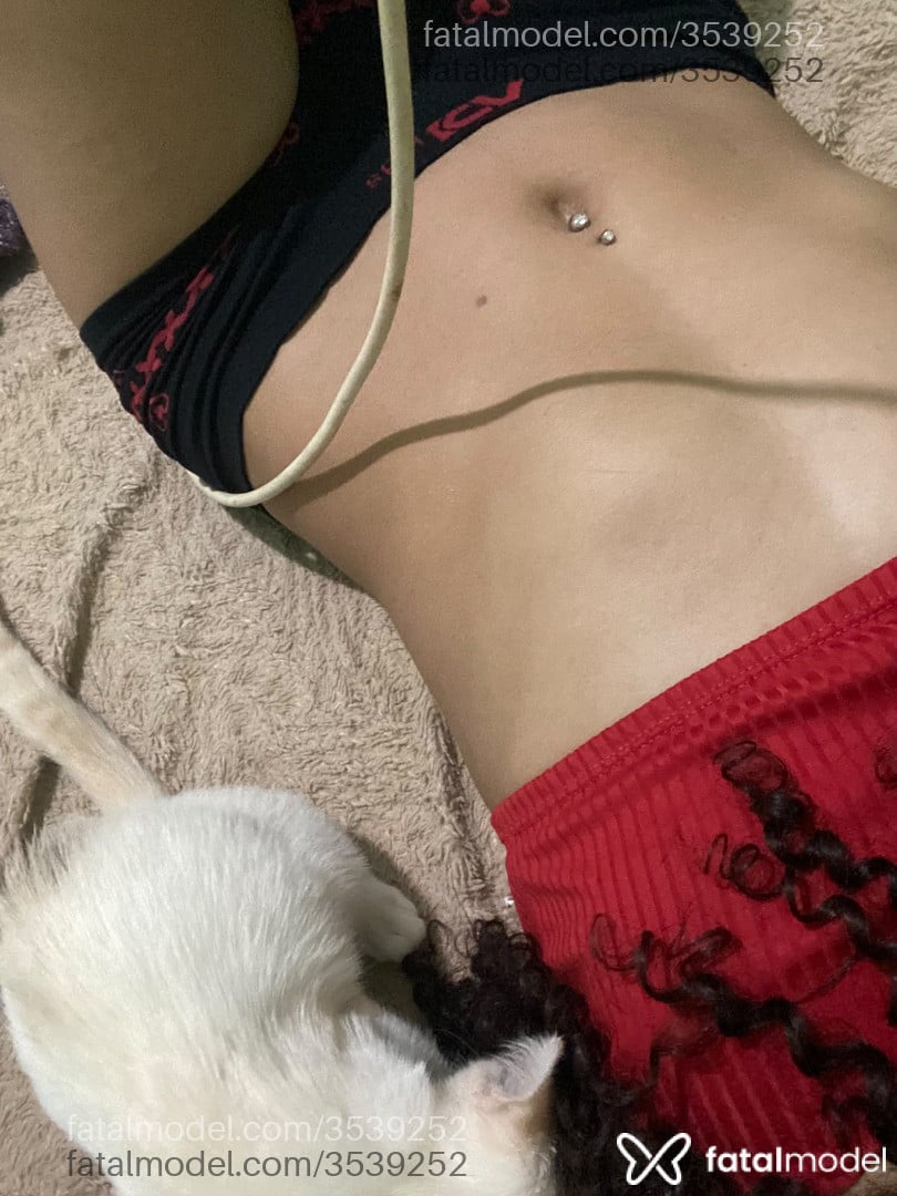 Acompanhante mulher trans com cabelo castanho de olhos pretos - Eduarda