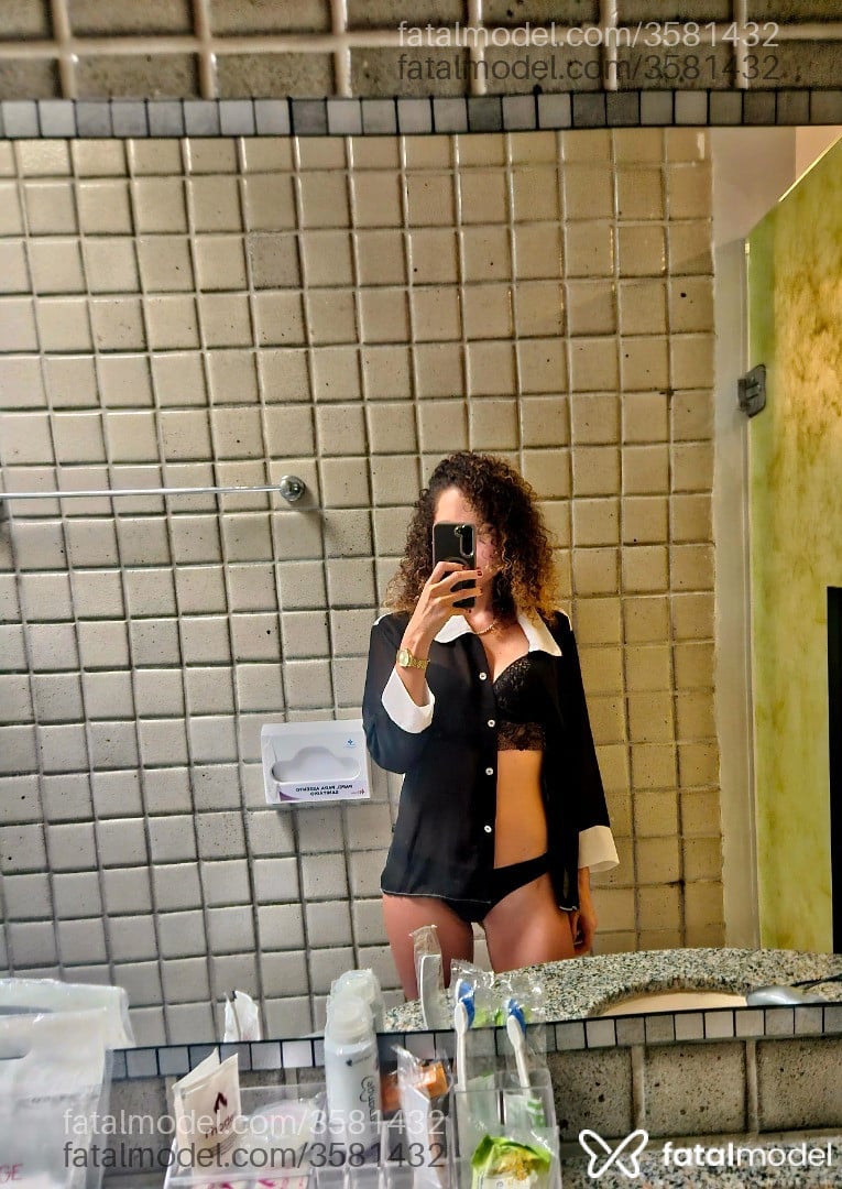 Acompanhante mulher com cabelo colorido de olhos castanhos - Aline