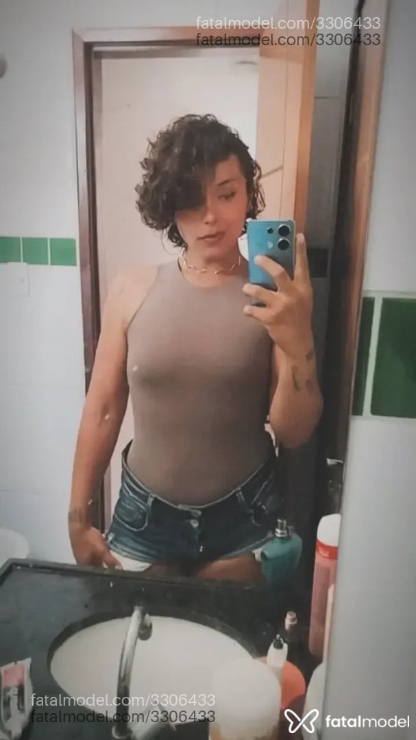 Acompanhante mulher trans com cabelo castanho de olhos verdes - Bruna Lizzie