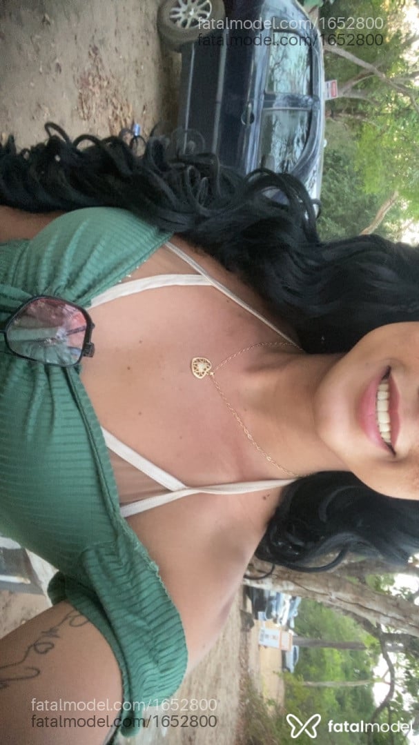 Acompanhante mulher trans morena (o) de olhos pretos - Dhanyella