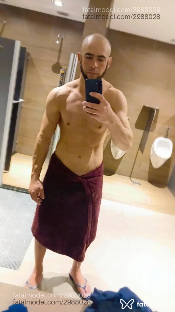 Acompanhante homem sem cabelo de olhos castanhos - Luan Fernandes