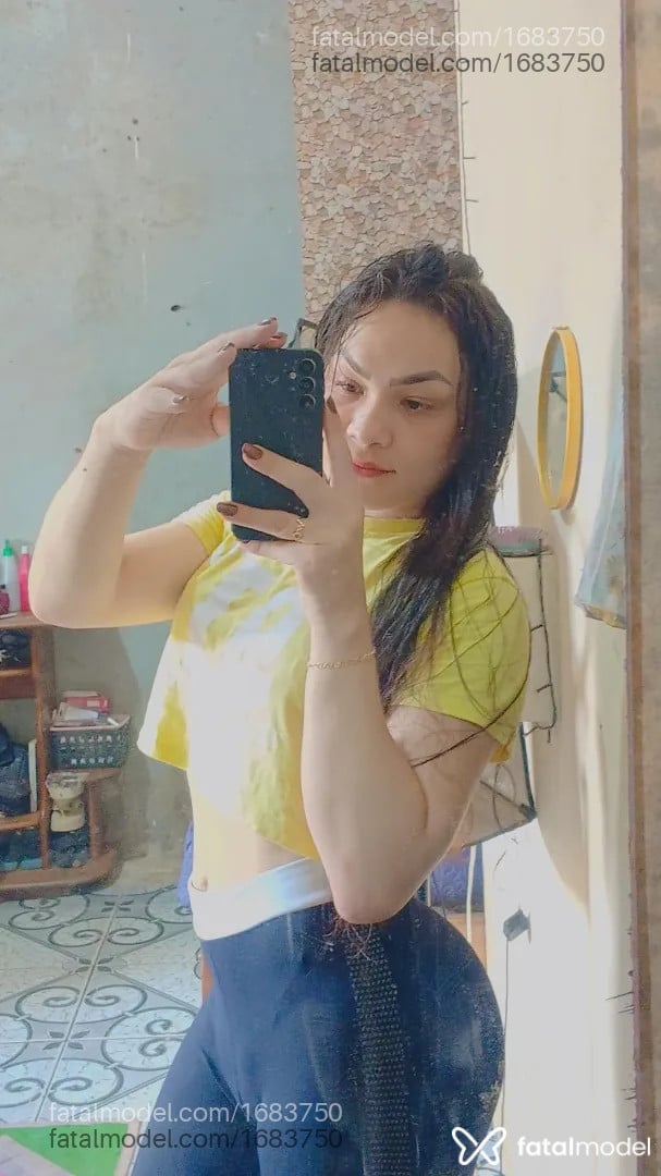 Acompanhante mulher trans com cabelo castanho de olhos mel - Mayte Castilho