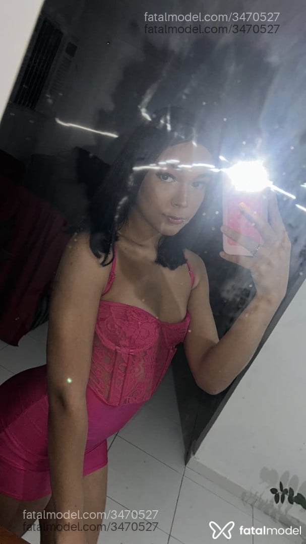 Acompanhante mulher trans morena (o) de olhos verdes - Jully Gabriela
