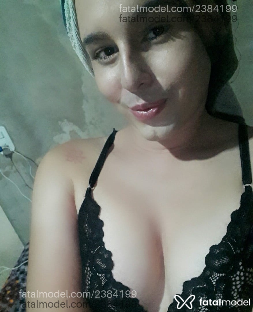 Acompanhante mulher trans morena (o) de olhos pretos - Isis Lima