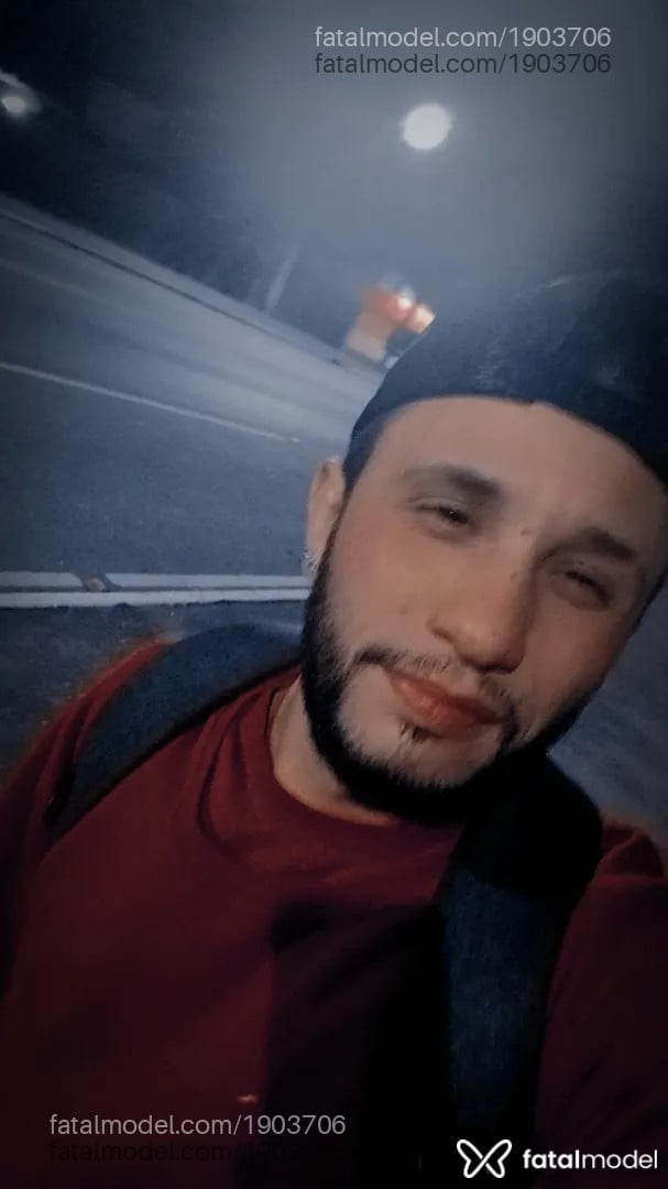 Acompanhante homem com cabelo castanho de olhos castanhos - Henroquemoreno
