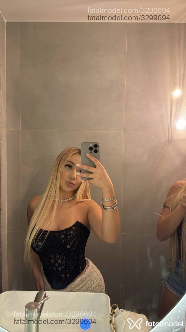 Acompanhante mulher loira (o) de olhos castanhos - Jade Oshiro