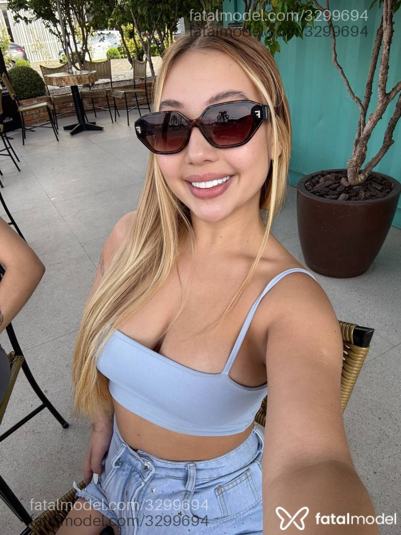 Acompanhante mulher loira (o) de olhos castanhos - Jade Oshiro