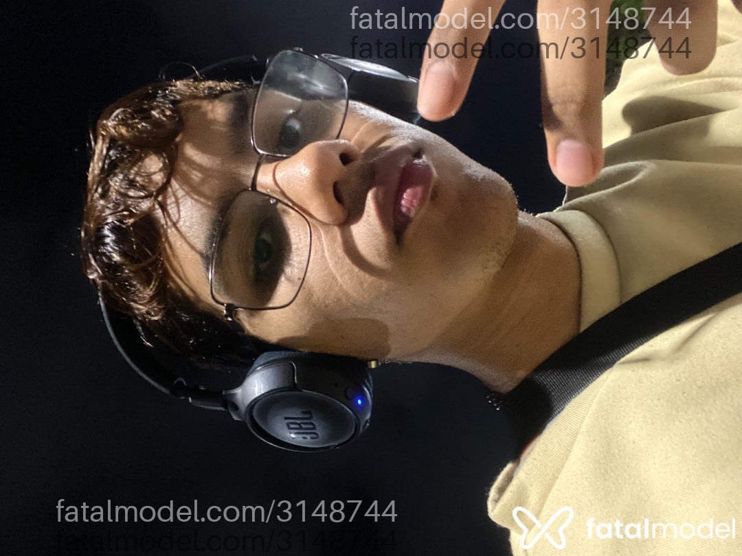 Acompanhante homem com cabelo castanho de olhos pretos - Gabbgs