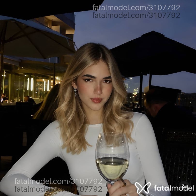 Acompanhante mulher trans loira (o) de olhos pretos - Amanda