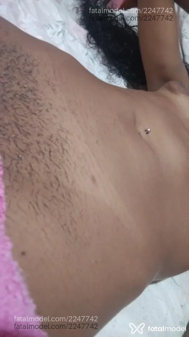 Acompanhante mulher trans morena (o) de olhos pretos - Vick