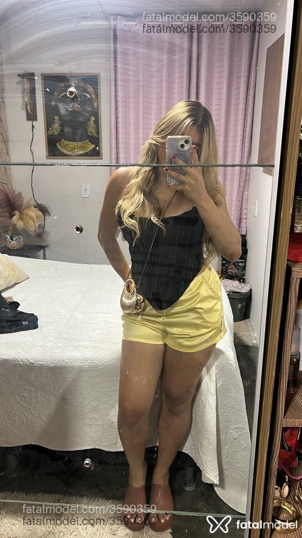 Acompanhante mulher loira (o) de olhos castanhos - Aylla