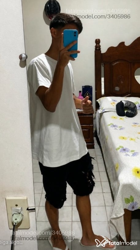 Acompanhante homem com cabelo castanho de olhos castanhos - Fernandes
