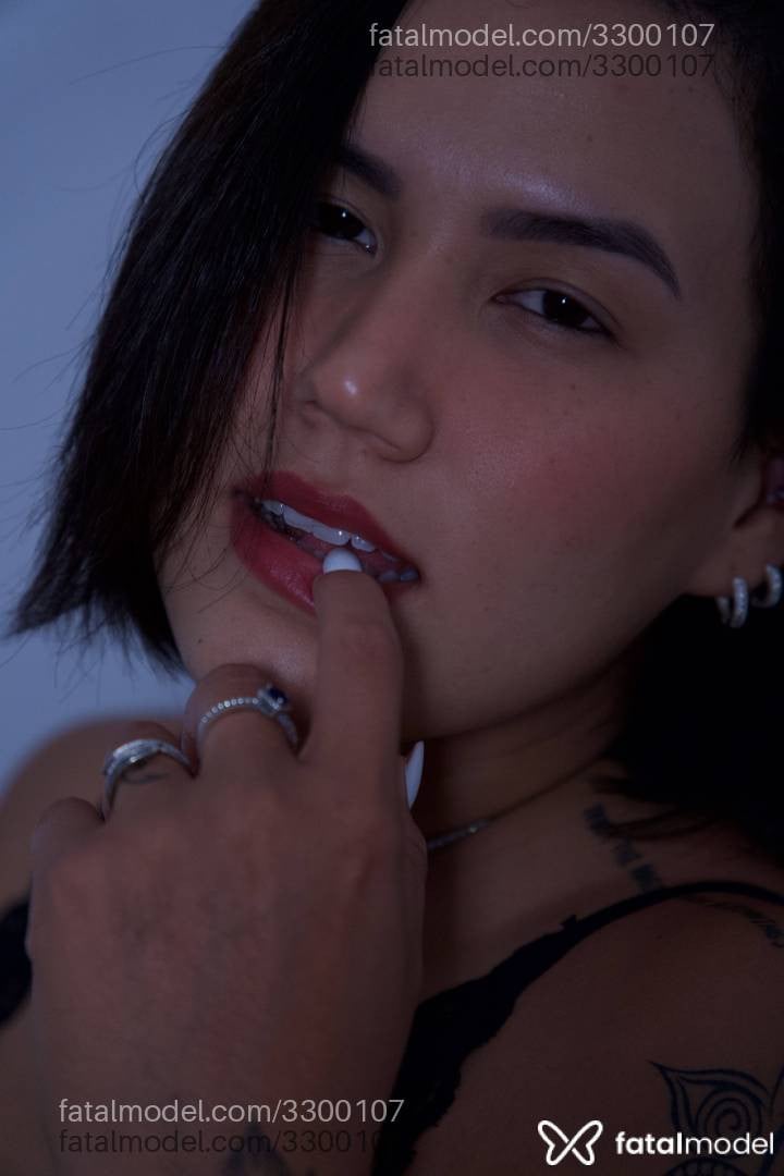 Acompanhante mulher morena (o) de olhos castanhos - ísis