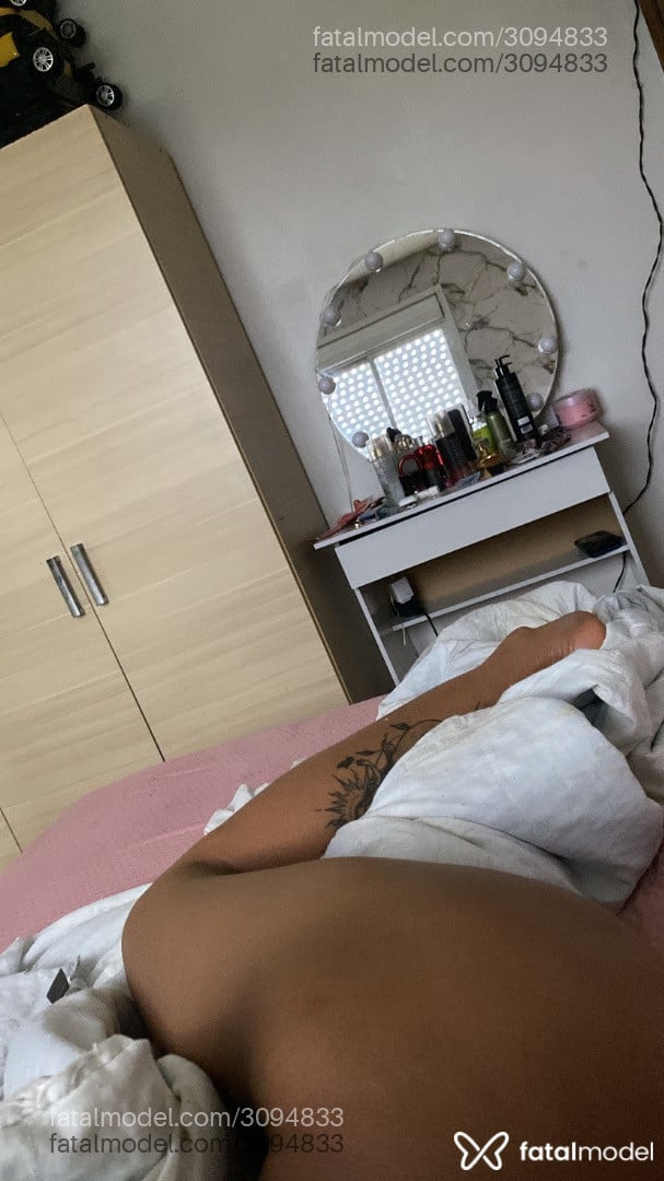 Acompanhante não-binário com cabelo castanho de olhos pretos - Nicollyferraz