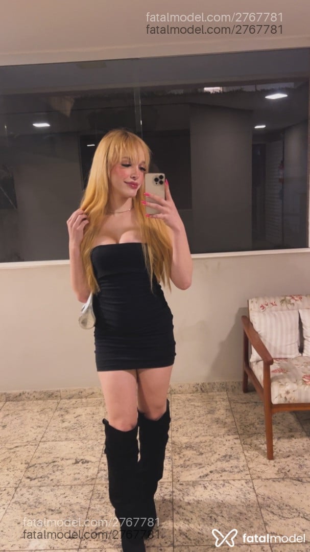 Acompanhante mulher trans loira (o) de olhos castanhos - Manu