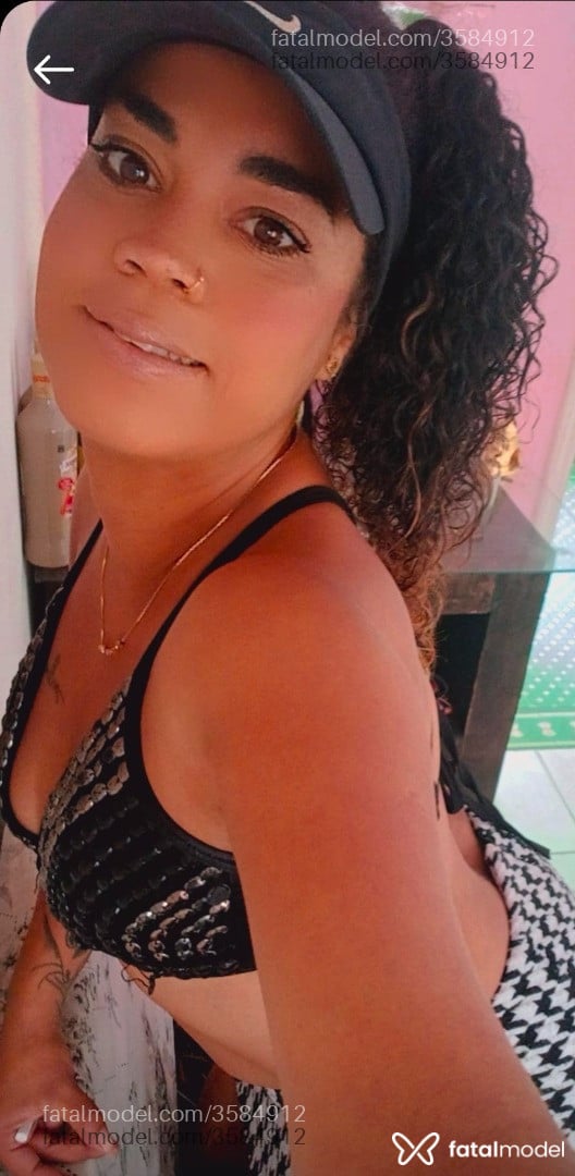 Acompanhante mulher com cabelo colorido de olhos mel - Chay Veldorado