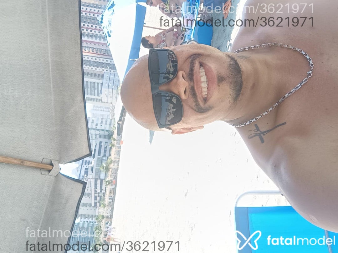 Acompanhante homem sem cabelo de olhos castanhos - Toddy