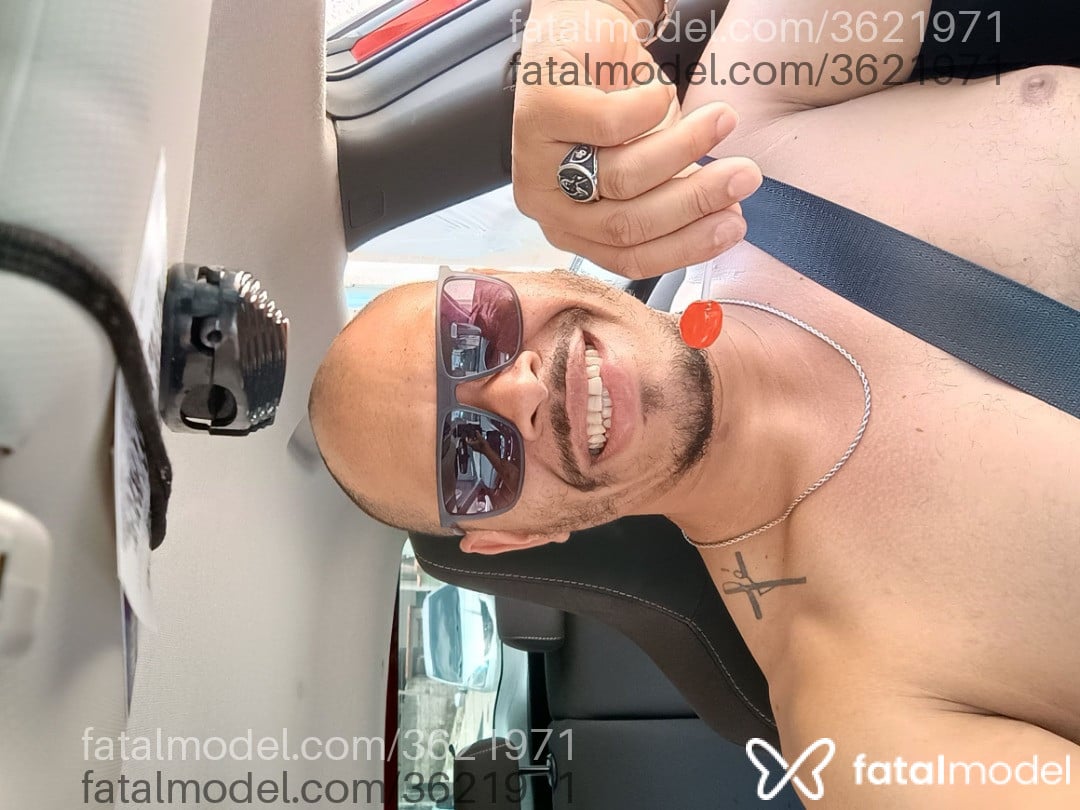 Acompanhante homem sem cabelo de olhos castanhos - Toddy
