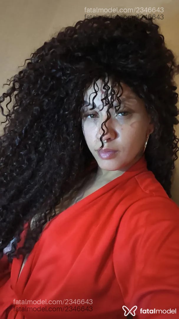 Acompanhante mulher com cabelo castanho de olhos verdes - Patrícia Borges