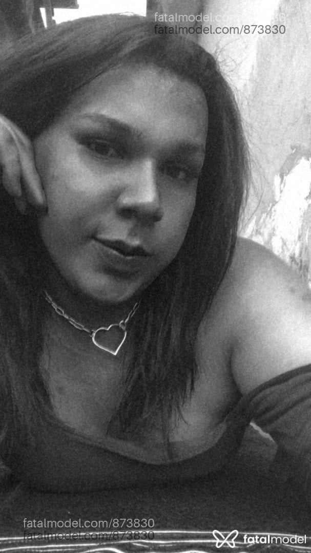 Acompanhante travesti com cabelo castanho de olhos mel - Yara