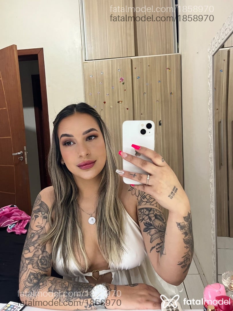 Acompanhante mulher morena (o) de olhos pretos - Luiza