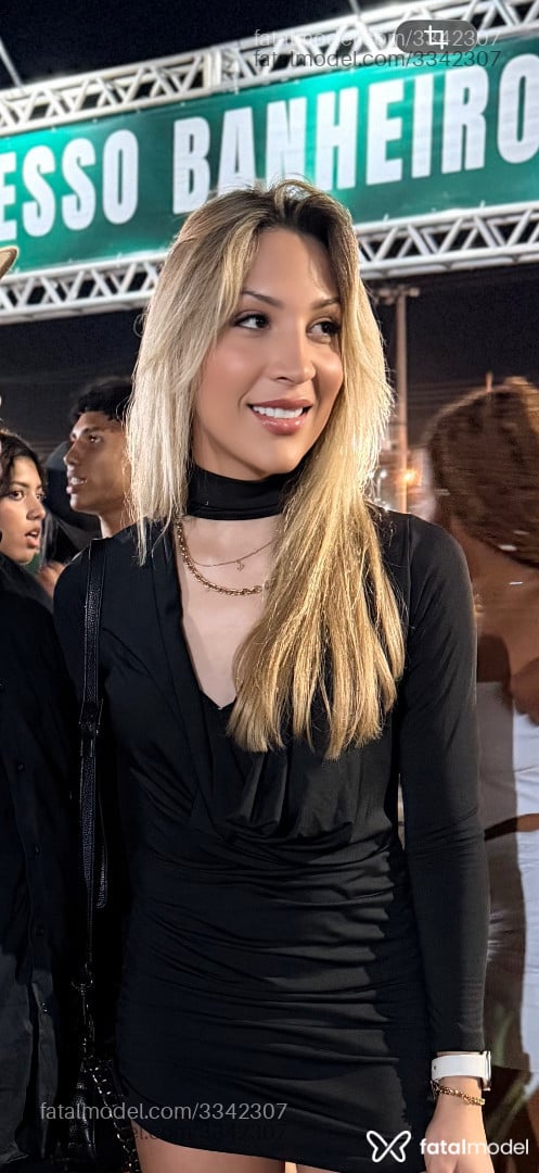 Acompanhante mulher trans loira (o) de olhos castanhos - Stella Noir