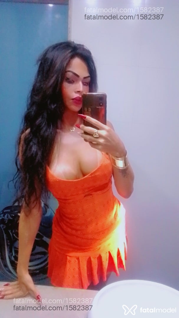 Acompanhante travesti com cabelo castanho de olhos pretos - Kemilly Oliveira