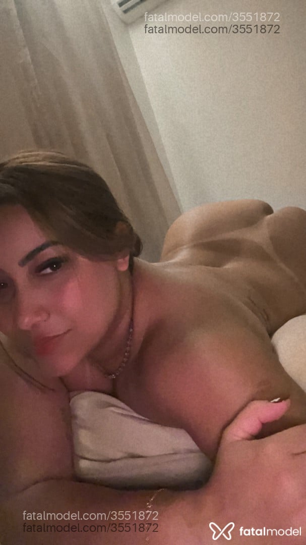 Acompanhante mulher loira (o) de olhos castanhos - Hevila