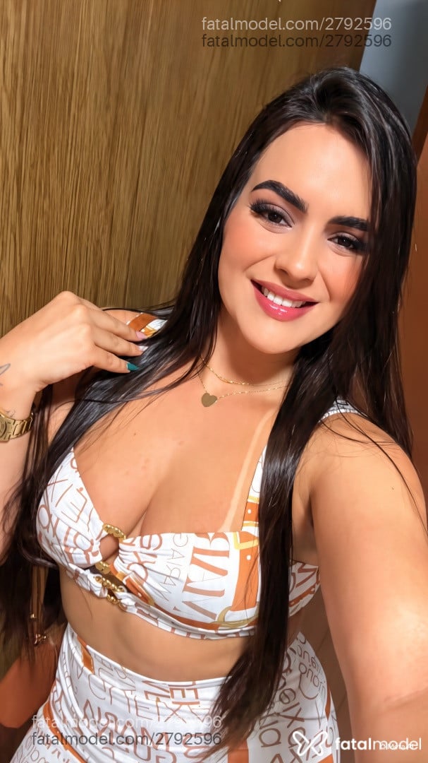 Acompanhante mulher com cabelo castanho de olhos castanhos - Nathália Oliveira