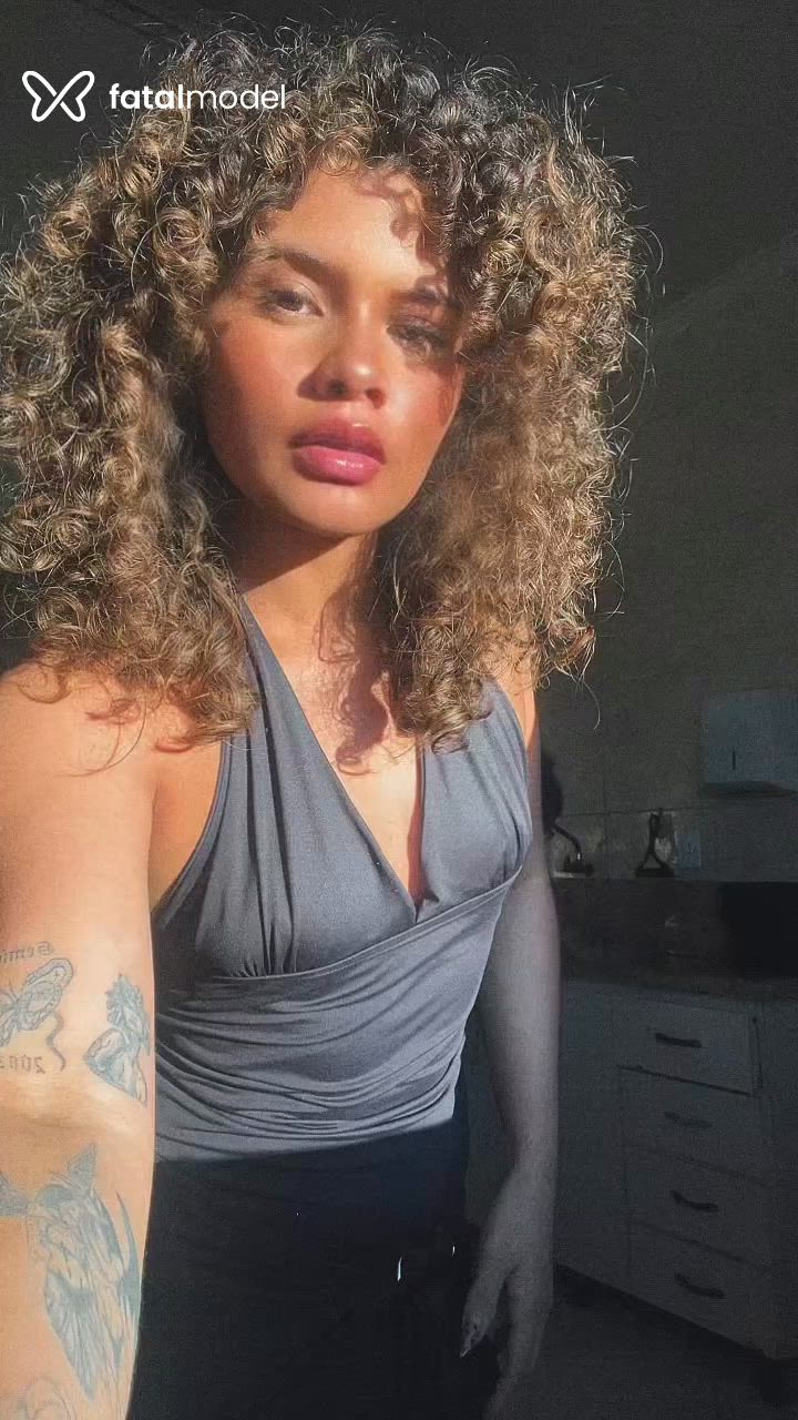 Acompanhante mulher com cabelo castanho de olhos castanhos - Jade