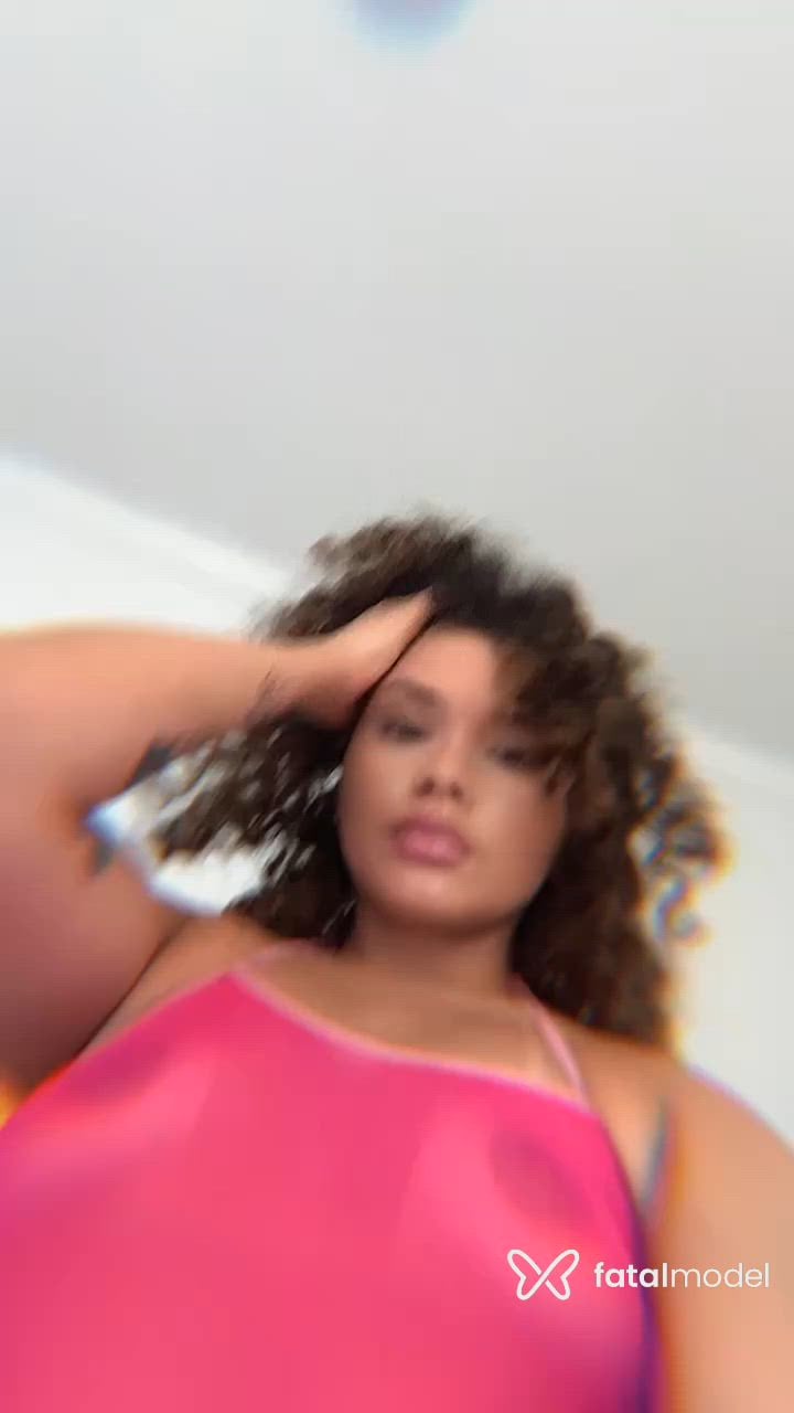 Acompanhante mulher com cabelo castanho de olhos castanhos - Thifany Acompanhante mulher com cabelo castanho de olhos castanhos - Thifany
